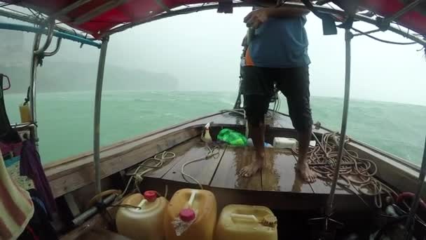 Закрийте: таксист тайського човна веде свій дерев "яний човен через сильну зливу.. — стокове відео