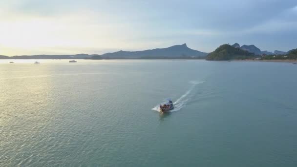 Terbang Sepanjang Perahu Wisata Kayu Berlayar Menjauh Dari Pantai Berpasir — Stok Video