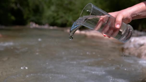 Movimiento Lento Cerrar Chica Desconocida Vierte Líquido Transparente Río Cristalino — Vídeos de Stock