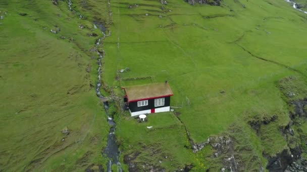 Aerial Flying Remote Lakefront House Rugged Scandinavian Countryside Surrounded Steep — Stock Video