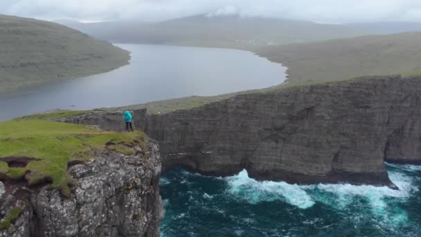 인식할 등산객 견고한 풍경과 바다에서 고요한 호수를 내려다 보이는 절벽의 — 비디오