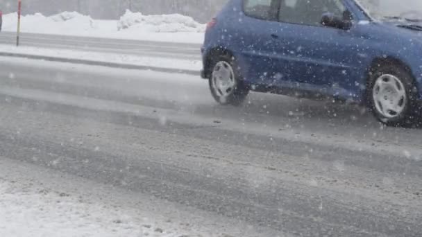 慢动作 早上的通勤者小心开车沿着光滑的雪地公路行驶 暴风雪期间 交通缓慢地沿着沥青路面高速公路行驶 高速公路上的极端天气状况 — 图库视频影像