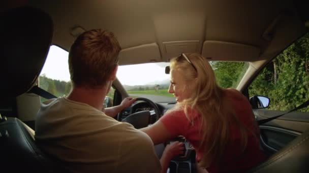 Slow Motion Close Αστεία Φωτογραφία Του Ζευγαριού Στο Αυτοκίνητο Που — Αρχείο Βίντεο