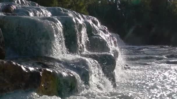 Slow Motion Acqua Calda Termale Che Scorre Lungo Rocce Schizza — Video Stock