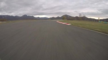 POV: bulutlu bir akşamı doğal asfalt pist boyunca hızlı bir araba. Nefes kesen ilk kişi görünümü ile modern bir devre uzun döner bir supercar yarış. Adrenalin joyride.
