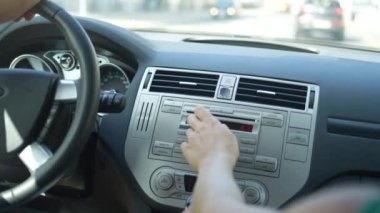 Slow Motion, Close Up, Dof: Kadın arabanın sesini açıyor ve çift güneşli sokaklarda dolaşırken dans etmeye başlıyor. Neşeli genç turistler yolculuklarında eğleniyorlar..