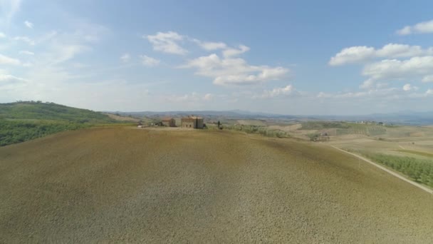 Aerial Fotografía Cinematográfica Volar Sobre Dos Casas Vasta Campiña Toscana — Vídeos de Stock