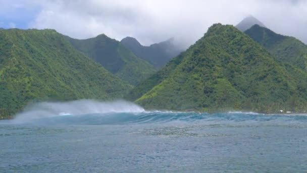 Low Motion Grande Inchaço Turquesa Fecha Uma Exuberante Ilha Tropical — Vídeo de Stock