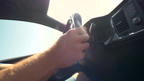 Zeitlupe Nahaufnahme Linsenblitz Unerkennbarer Männlicher Fahrer Steuer Eines Neuen Modernen — Stockvideo