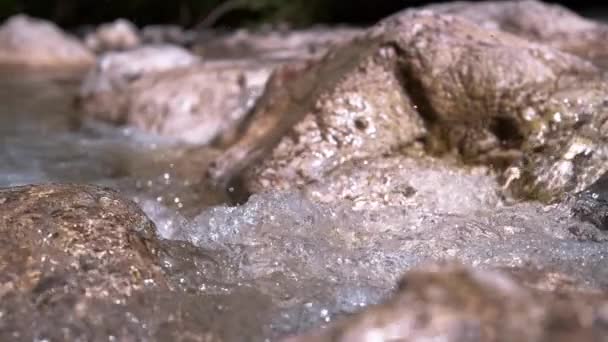 Zeitlupe Makro Dof Filmische Nahaufnahme Glitzernden Flusswassers Das Über Die — Stockvideo