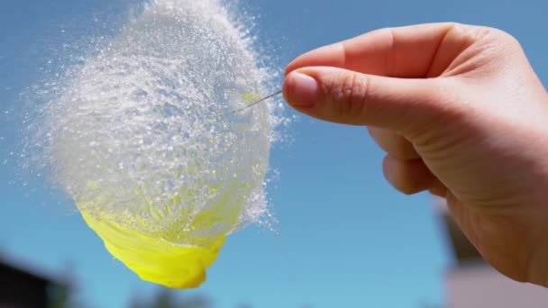 Zeitlupe Makro Gelbe Wasserbombe Wird Von Einer Scharfen Nadel Durchbohrt — Stockvideo