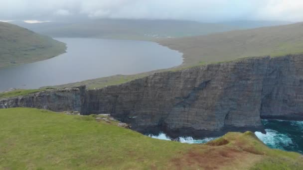 Aérien Survolant Sommet Herbeux Falaise Surplombant Beau Lac Une Mer — Video