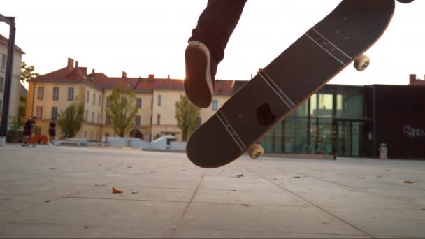 Movimiento Lento Destello Lente Cerrar Joven Patinador Aterriza Truco Fresco — Vídeo de stock