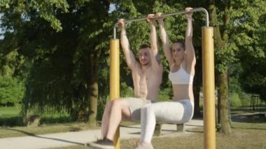 Slow Motion, Portre: Bir barda sallanan zinde çift güneşli bir günde spor salonunda dizlerini kaldırır ve karın kaslarını çalıştırır. Kaslı erkek arkadaş ve atletik kız arkadaş doğada egzersiz yapıyorlar..