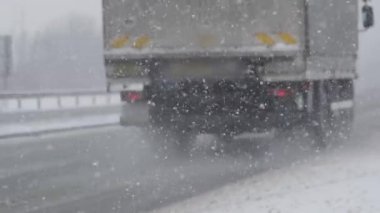 Slow Motion, Dof: kamyonet ve minibüs kışın tehlikeli karlı otoyolda ilerliyorlar. Kötü hava koşulları, yoğun bir kar fırtınası sırasında trafiği yavaşlatıyor..