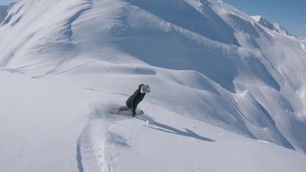 Folgen Coole Frau Fährt Mit Ihrem Snowboard Einen Berg Hinunter — Stockvideo