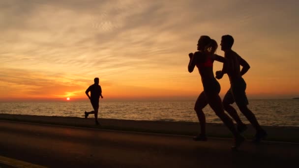 Zeitlupe Kopierraum Silhouette Fittes Junges Paar Genießt Einen Schönen Sommerabend — Stockvideo