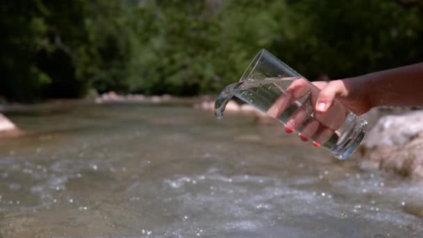 Zeitlupe Nahaufnahme Unerkennbare Person Schüttet Kristallklares Wasser Aus Einem Großen — Stockvideo