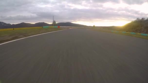 Pov Racing Een Auto Neer Het Lege Asfalt Circuit Een — Stockvideo
