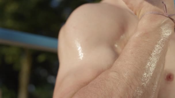 Slow Motion Close Macro Dof Sunny Park Barfiks Çekerken Tanınmayan — Stok video