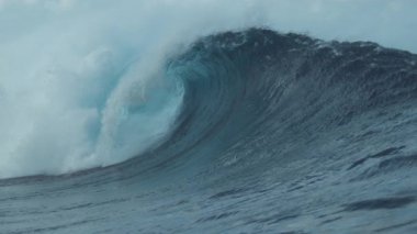 Slow Motion, Close Up: Koyu mavi tüp dalgası Tahiti 'nin muhteşem kıyılarına doğru ilerliyor. Pasifik 'teki uzak bir tropikal adanın yakınındaki derin mavi bir varil dalgasının nefes kesici görüntüsü..