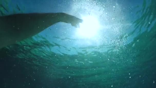 Slow Motion Half Underwater Pov Uomo Perso Mare Che Estende — Video Stock