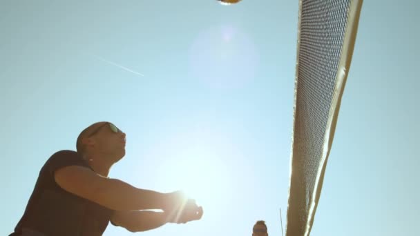 Movimiento Lento Cerrar Ángulo Bajo Flare Lente Jugador Voleibol Playa — Vídeos de Stock