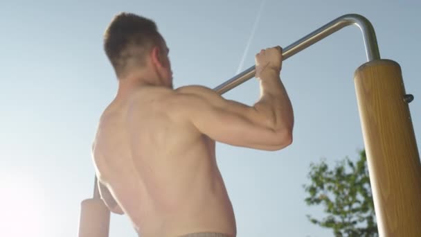 Slow Motion Close Onherkenbare Jonge Sporter Doet Pull Ups Zonnige — Stockvideo