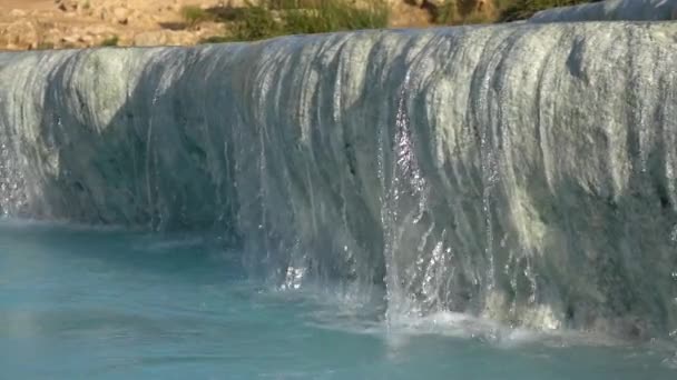 Movimiento Lento Agua Termal Cristalina Fluye Sobre Cornisa Piedra Blanca — Vídeos de Stock