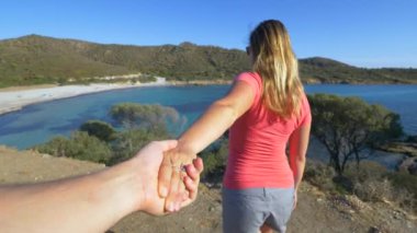 Slow Motion, Pov: Güzel İtalyan adasındaki resimli plaja doğru yürürken seni tutan tanınmamış genç kadın. Kız arkadaşın seni Sardunya 'nın güneşli sahillerine götürüyor..