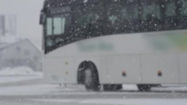 Slow Motion, Dof: Kar yağışlı bir kış gününde otobüs durağında beyaz otobüs yavaşlar. Kötü hava şehrin sokaklarında toplanır ve onları karla kaplar. Kötü hava koşulları nedeniyle turist vagonu durdu..