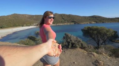 Slow Motion, Pov: Mutlu Kafkasyalı kız arkadaşın elinden tuttu ve sana güzel adayı gezdirdi. Muhteşem deniz kenarı, erkek arkadaşıyla el ele tutuşan neşeli bayan turisti çevreledi.