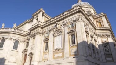 Roma 'da güneşli bir günde muhteşem katolik kilisesinin Serin Manzarası' nı kapatın. Güzel detaylı Santa Maria Maggiore Bazilikası sonbahar güneşiyle aydınlatılıyor. Roma mimarisinin nefes kesici başarısı