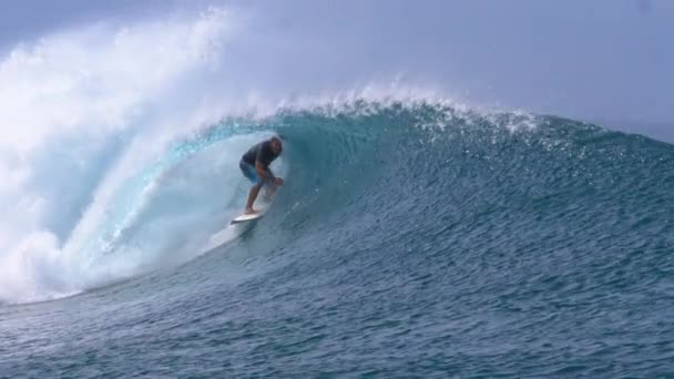 Moción Lenta Cerrar Fotógrafo Extremo Tomando Fotos Submarinas Surfistas Profesionales — Vídeos de Stock