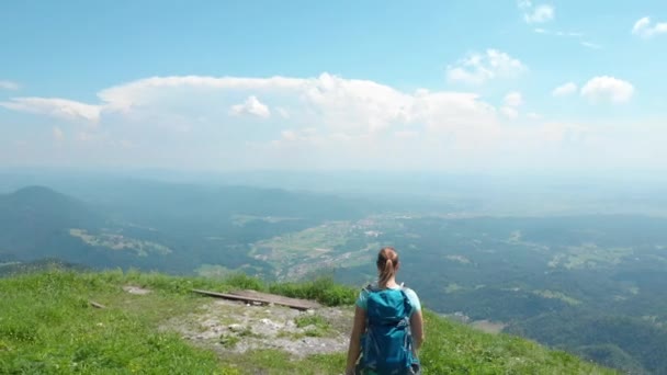 Aerial Mulher Irreconhecível Caminha Até Topo Montanha Verde Com Seu — Vídeo de Stock