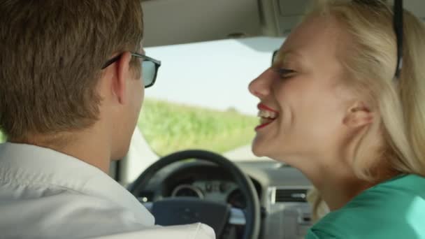 慢动作 快乐的白种人女孩 红唇生气勃勃 在浪漫的乡间旅程中亲吻男友的脸颊 可爱的爱情伴侣 — 图库视频影像
