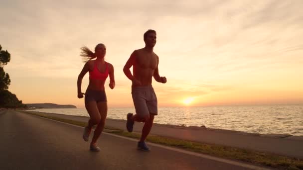 Zeitlupe Linsenschlag Ein Glückliches Paar Joggt Einem Malerischen Sommerabend Die — Stockvideo