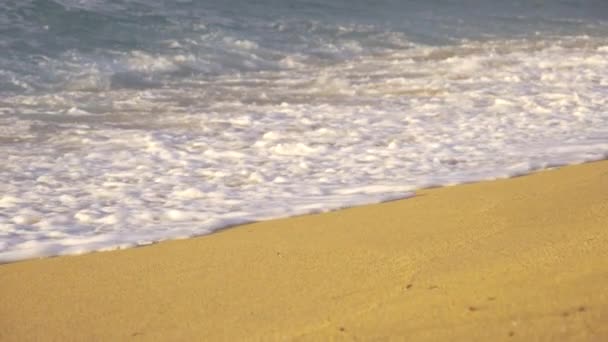 Слоу Мийон Close Маленькие Океанские Волны Вспениваются Разбиваются Живописное Пустое — стоковое видео
