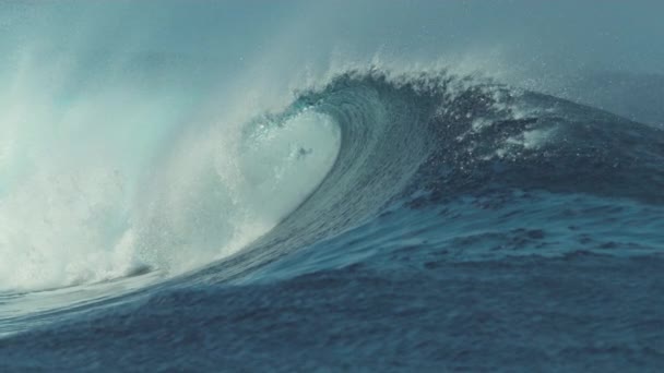 Zeitlupe Nahaufnahme Einem Sonnigen Sommertag Rollt Eine Wunderschöne Tiefblaue Röhrenwelle — Stockvideo