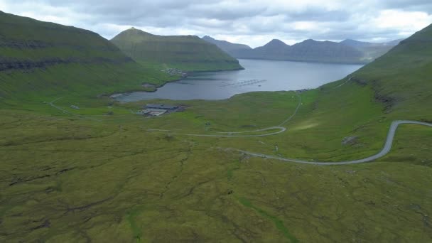 Aereo Volare Verso Una Tranquilla Città Costiera Scandinava Fiordo Verde — Video Stock