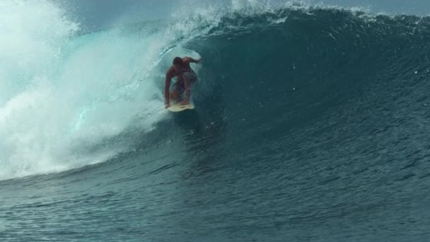 Slow Motion Close Wild Ocean Wave Lockar Över Pro Surfbrädan — Stockvideo