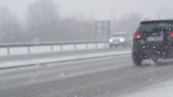 2017年2月 斯洛文尼亚卢布尔雅那 在一场危险的暴风雪中 高速公路车辆在光滑的沥青路面上缓慢行驶 恶劣的天气状况减慢了司机的车速 — 图库视频影像