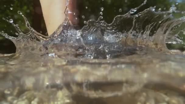 Hälften Vattnet Slow Motion Close Dof Okänd Kvinnlig Vandrare Stänk — Stockvideo