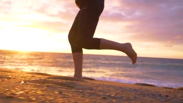 Moción Lenta Ángulo Bajo Llama Lenta Mujer Forma Las Vacaciones — Vídeo de stock