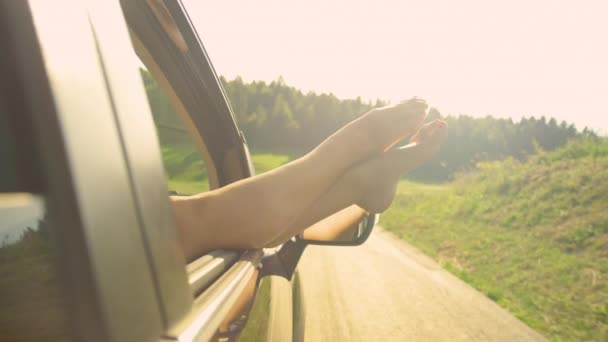 플레어 알아볼 수없는 무기력 소녀는 로차를 자동차 창문을 아름다운 여름날 — 비디오