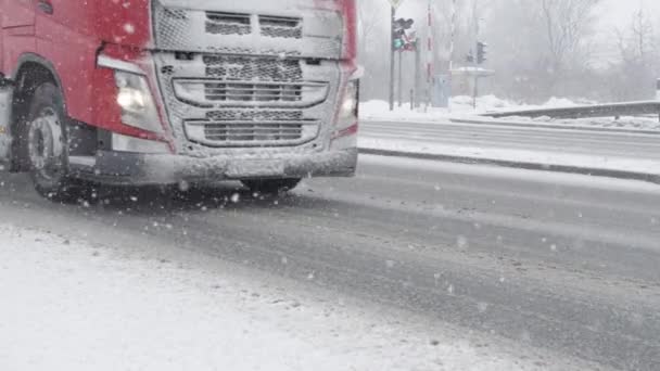 Slow Motion Close Vrachtwagen Met Lading Rijdt Gladde Weg Besneeuwde — Stockvideo