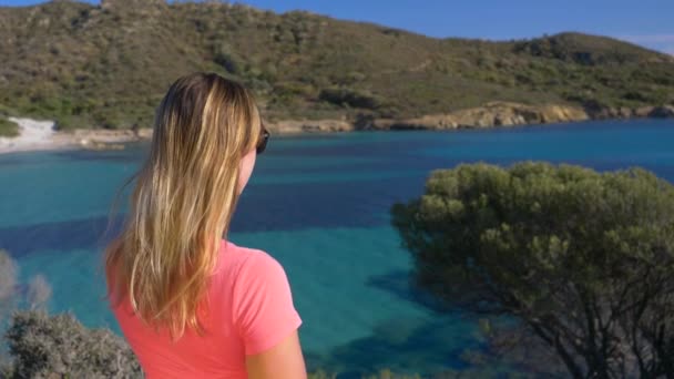 Slow Motion Chiudi Giovane Donna Sconosciuta Punta Verso Spiaggia Panoramica — Video Stock