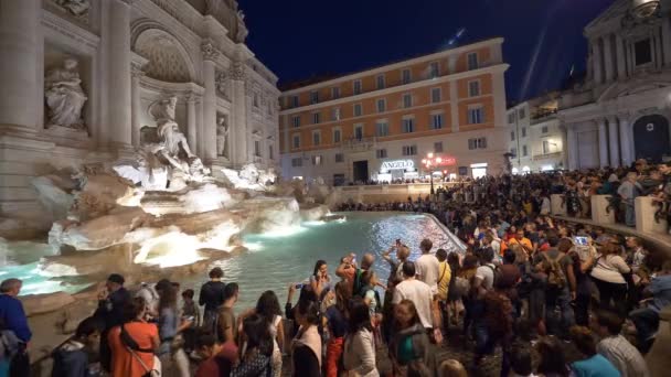 Fontana Trevi 意大利 2017年9月 大量的人在晚上拍摄美丽的 Fontana Trevi 的照片 在罗马风景秀丽的街道上进行夜游的无数人 — 图库视频影像