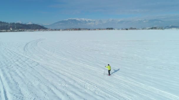 Aereo Volare Dietro Una Donna Attiva Sciando Lungo Gli Stretti — Video Stock