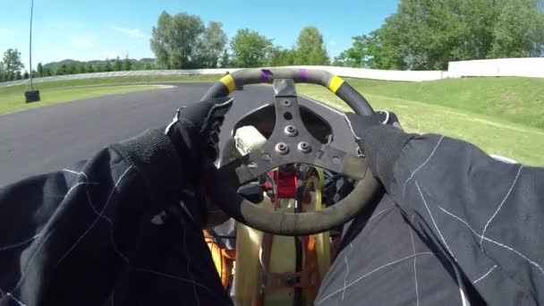 Pov Lens Flare Diviértete Corriendo Karting Largo Una Pista Carreras — Vídeo de stock